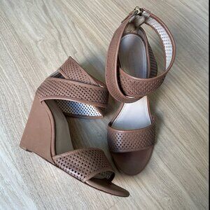 Elie Tahari - Tan Wedge Sandals (Size 7)